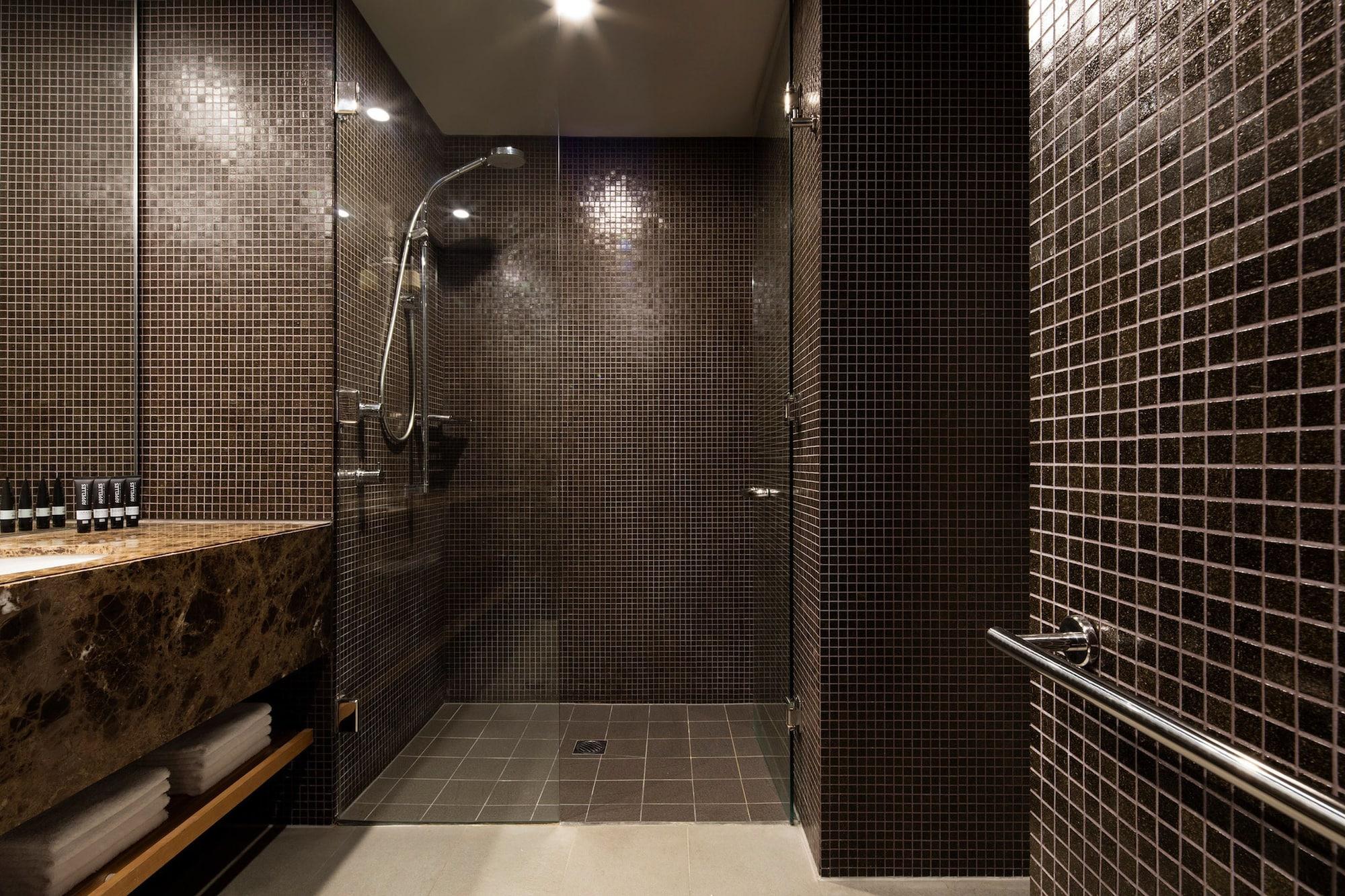 קנברה Hotel Realm מראה חיצוני תמונה A shower