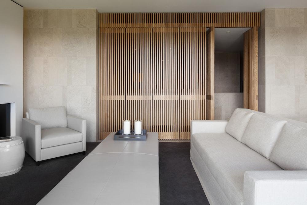 קנברה Hotel Realm מראה חיצוני תמונה Interior of a suite at the Mandarin Oriental, Munich