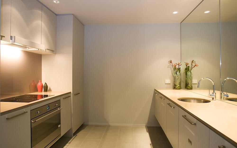 קנברה Hotel Realm מראה חיצוני תמונה A kitchen in a typical apartment