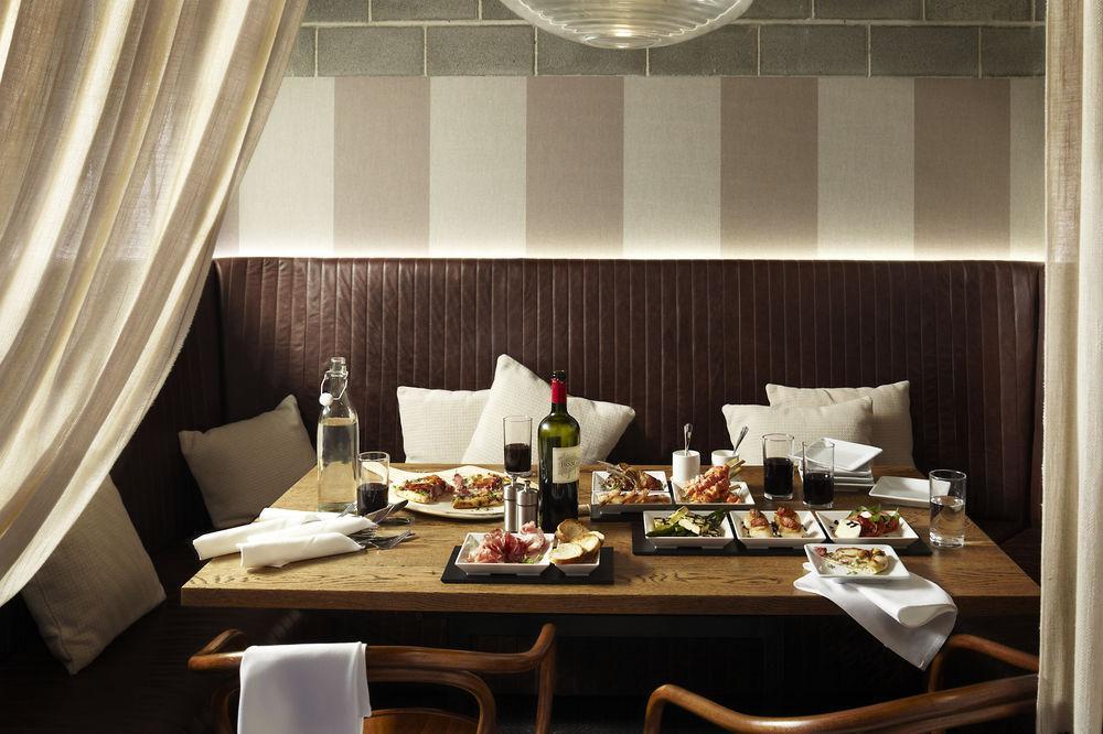 קנברה Hotel Realm מראה חיצוני תמונה A table at the restaurant