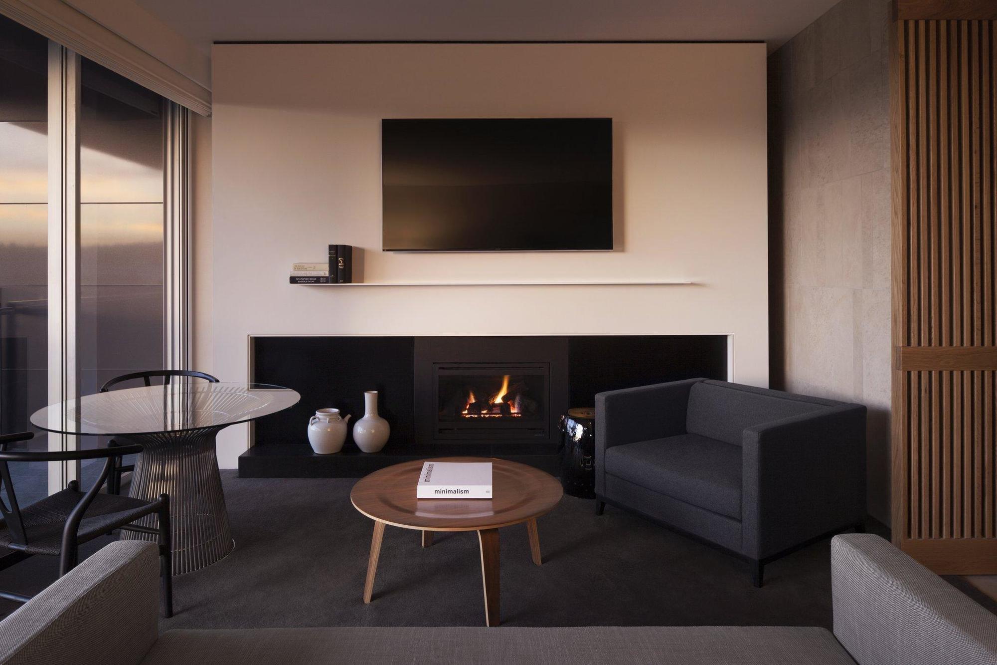 קנברה Hotel Realm מראה חיצוני תמונה A living room with a fireplace