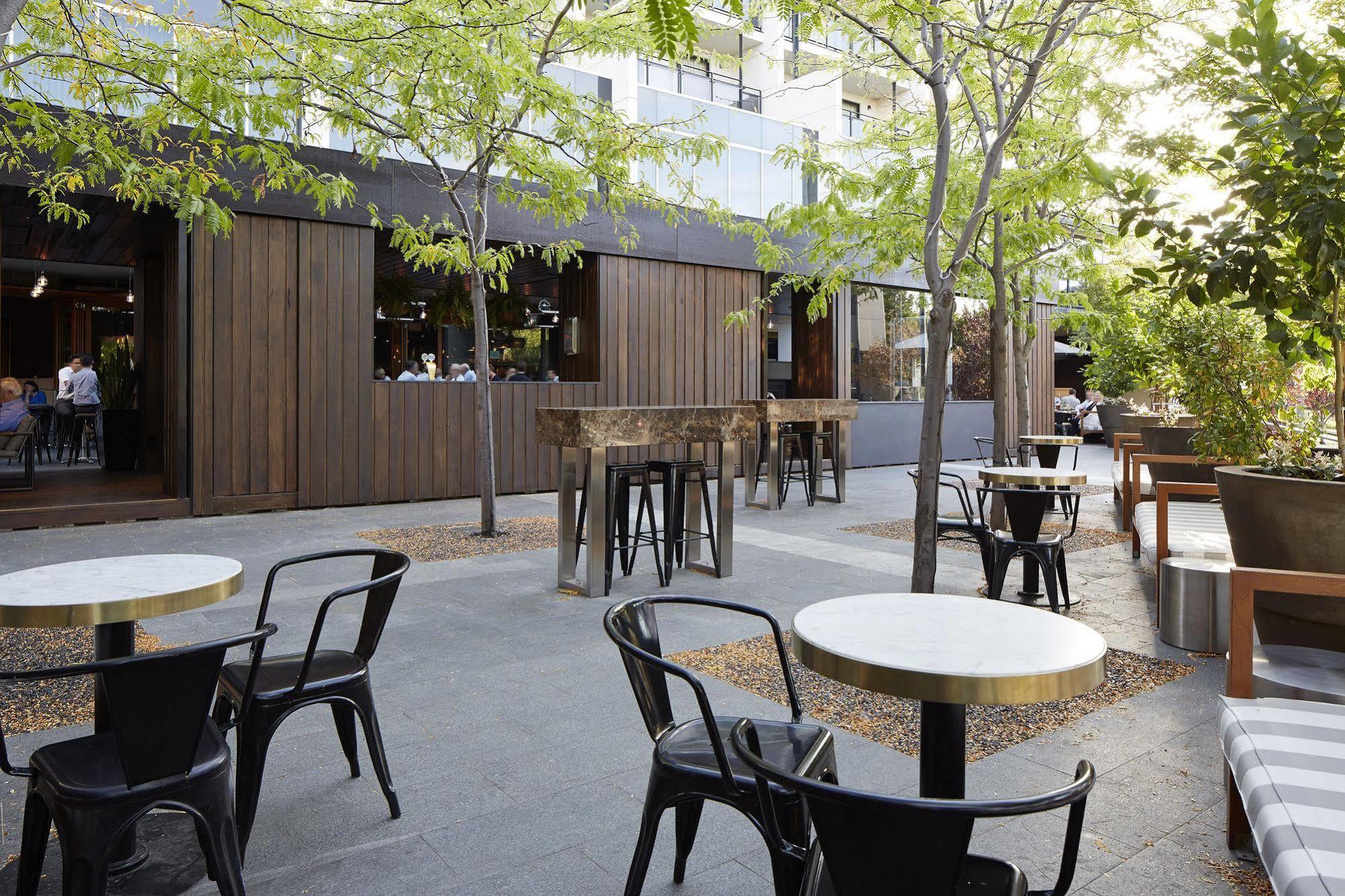 קנברה Hotel Realm מראה חיצוני תמונה The courtyard at the restaurant